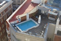 Pools auf dem Dach sind zwar in Deutschland eher ungewöhnlich, aber auch möglich. Sie stellen jedoch an die Planung ganz andere Herausforderungen.<br />Bild: Hannelore Louis/pixelio.de