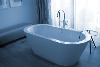 Schick, aber unpraktisch, wenn man Kinder hat: Die freistehende Wanne.<br />Bild: Rainer Sturm/pixelio.de