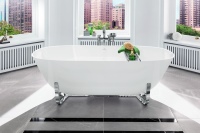 Es muss nicht immer die Komplettrenovierung sein: Einzelne Produkte wie die freistehende Badewanne der Kollektion Antheus lassen sich als Highlight in Szene setzen.<br />Bild: Villeroy & Boch
