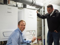 Der SHK-Fachbetrieb Kempf hat zwei in Kaskade geschalteten WGB 70 H von Brötje verbaut. Links im Bild: Chef Tobias Kempf, rechts: BRÖTJE regionaler Außendienstmitarbeiter Philipp Müller.