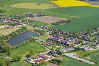 Das Bioenergiedorf Bollewick zeigt vorbildlich, wie der Wärmebedarf einer Kommune mithilfe von Erneuerbaren Energien abgedeckt werden kann. Bild: AEE