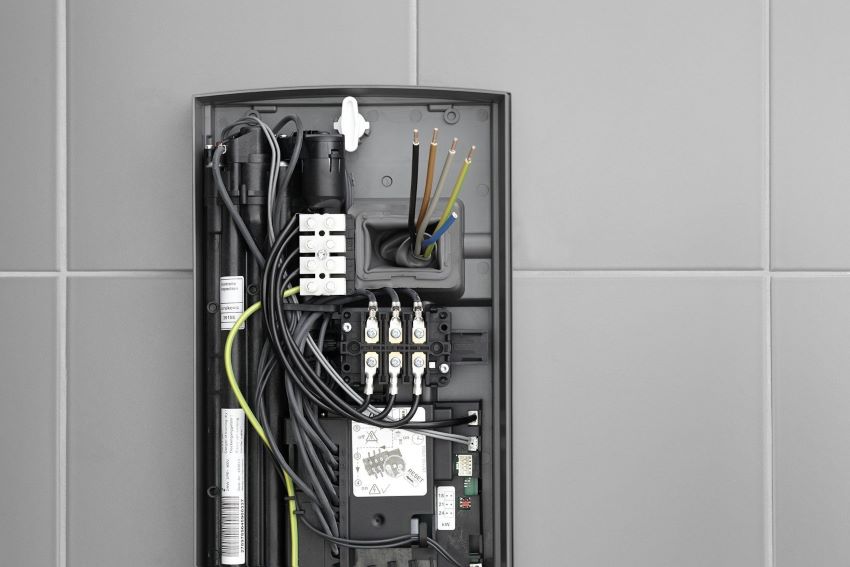 Jetzt können die Elektroleitungen  ausgerichtet werden....
