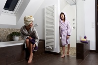 Junge und ältere Menschen genießen ihr Leben mit viel Komfort. Im Bad erfüllt die elektrische AEG Fußbodentemperierung THERMO BODEN Comfort WELLNESS höchste Wärmeansprüche – sogar in der Dusche. 