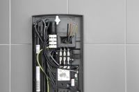 Jetzt können die Elektroleitungen  ausgerichtet werden. Mit Hilfe des flexiblen Klemmblocks kann der Elektroanschluss wahlweise von oben oder unten erfolgen.<br />Bild: AEG Haustechnik