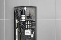 Jetzt können die Elektroleitungen  ausgerichtet werden. Mit Hilfe des flexiblen Klemmblocks kann der Elektroanschluss wahlweise von oben oder unten erfolgen.<br />Bilder: AEG Haustechnik