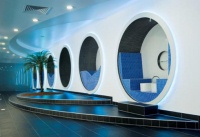 Im modernen Business-SPA von Schlosshotel Montabaur entspannen sich Geschäftsreisende und private Hotelgäste in sogenannten Relax-Kokons auf Sitzelementen und Liegeflächen, die mit elektrischen Heizelementen von AEG Haustechnik ausgerüstet sind. Foto: Schloss Montabaur