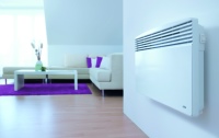 Wo keine Heizung vorhanden ist, lassen sich die flachen AEG-Direktheizgeräte WKL-F ohne großen  Aufwand dauerhaft an der Wand montieren – in Haus und Wohnung beispielsweise im Flur.