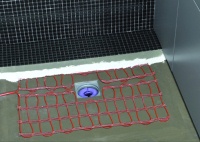 Die extraflachen Dünnbett-Heizmatten THERMO BODEN Comfort WELLNESS mit isolierten elektrischen Heizleitern nach  Schutzart IP X8 werden mit wenig Aufwand direkt unter Fliesen oder Glasmosaik verlegt. Der Fliesenkleber dient dabei als Ausgleichsschicht. Foto: AEG Haustechnik <br /><br />