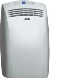 Das kompakte Raumklimageräte (K 25 A  plus oder K29 A plus) mit 230 V Netzstecker ist tragbar, hat zum praktischen Transport Laufrollen sowie zwei Griffmulden und lässt sich individuell in Haus und Wohnung platzieren. Das Gerät ist sofort betriebsbereit, so dass der Wohn- oder Schlafbereich bereits nach wenigen Minuten angenehm klimatisiert ist. Bilder: AEG Haustechnik<br />