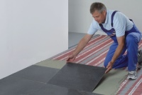 Auftragen des Fliesenklebers und Verlegung der Fliesen
