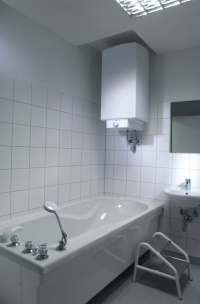 Der AEG Wandspeicher „DEM 80 Comfort“ wird in der Praxis für Dermatologie und Allergologie für Spezialanwendungen eingesetzt und liefert ausreichend Warmwasser für ein Wannenbad. Das Gerät überzeugt aufgrund der hervorragenden Wärmeisolierung durch einen geringen Stromverbrauch. (Praxis Dr. Birk/Dr. Neugebauer)<br />