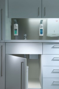 In den Behandlungszimmern der Neurologie sorgen an den Handwaschbecken elektronische Kleindurchlauferhitzer MTD 350 für hygienischen und wirtschaftlichen Warmwasserkomfort. Energie wird nur dann aufgewendet, wenn Wasser gezapft wird. (Praxis Dr. med. Jiri Bernatik, Neurologie)<br />