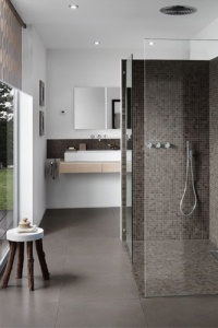 Im Wohlfühl-Bad punkten ökologisch sinnvolle Wärmelösungen, die sich auch im Zuge einer Modernisierung zeitsparend und kostengünstig nachrüsten lassen. In der Dusche sorgt das AEG Heizmattensystem THERMO BODEN Comfort WELLNESS – mit spezieller Schutzart IPX8 für Nassbereiche – für eine besonders schnelle Abtrocknung der Fliesen. Bilder: AEG