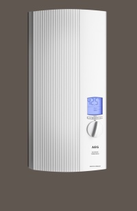 Das gut ablesbare Display mit Hintergrund¬beleuchtung zeigt dabei grad-genau an, mit welcher Temperatur das Wasser aus der Leitung kommt.<br />Bilder: AEG Haustechnik