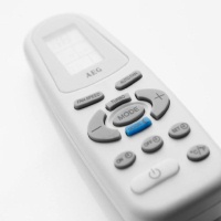 … oder sie lassen sich über eine ergonomische AEG Infrarot-Fernbedienung mit LC-Display bequem und komfortabel steuern. Sie gehört zum Lieferumfang der Geräte K 25 A plus und K 29 A plus. Bilder: AEG