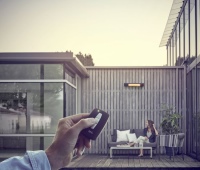 Ein einzelner AEG Infrarot-Kurz-wellen-Heizstrahler gibt bei 1500 bis 2000 Watt Leistung ausreichend Wärme auf der häuslichen Terrasse <br />ab – selbst wenn sich Gäste dazu-gesellen.  