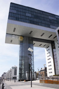 Das Kranhaus Süd bietet rund 16.000 Quadratmeter  Bürofläche auf 15 Etagen. Die Fertigstellung war im März 2009.  Bauherr ist „Die moderne Stadt“ und als Generalunternehmer konnte die Ed. Züblin AG gewonnen werden. Die komplette Haustechnik wurde durch die Firma Pandomus TGA aus Köln ausgeführt. Foto: AEG Haustechnik