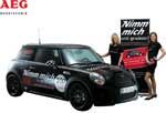 Drei beklebte AEG „TURBO-MINIs“ sind auf dem Weg, um.......