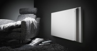 Ein AEG Raumheizgerät der besonderen Art: Der Duo-Konvektor  DKE bündelt geradlinige Optik mit zwei Heiztechnologien. Mit der integrierten Anwesenheits- und Offen-Fenster-Erkennung verfügt er über zwei clevere Energiespar-Funktionen. 