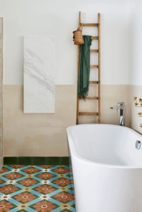Natursteinheizungen eignen sich – dank Schutzart IP 66 (Strahlwasserschutz) – hervorragend für den Einsatz im Badezimmer.<br />Bilder: AEG Haustechnik