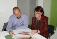 Regine Stoerring, Pressesprecherin von DOGEWO21, und Ulrich Nowak, Bauleiter, sind einer Meinung: „Energieeffizienz, Wirtschaftlichkeit und Wertsteigerung stehen in sehr engem Zusammenhang mit Lebensqualität, Individualität, Wohnkomfort, Behaglichkeit und Ästhetik.“ Bilder: AEG