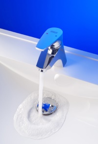 Neben der Standardausführung mit einstellbarem Temperaturanschlag ist der neue AQUAFIT-Einhebelmischer auch als Komfortvariante mit thermostatischem Verbrühungsschutz erhältlich und bietet damit sicheren Waschkomfort z. B. in den Einsatzbereichen Arbeit, Bildung, Freizeit und Gesundheit.