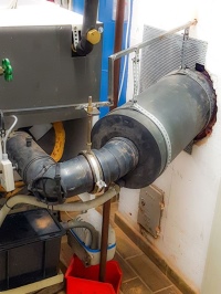 Leicht und kompakt: Die nachträgliche Montage des Absorptions-Schalldämpfers ASD 25 von ATEC gestaltete sich einfach und unkompliziert.<br />Bild: ATEC
