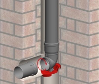 Das Auflager der ATEC wird durch den vorhandenen Rauchrohranschluss geschoben und zwischen der hinteren Schornsteinrohrwand und der Unterkante des Rauchrohranschlusses eingeklemmt.<br />Bild: ATEC