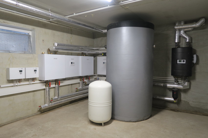 Im Technikraum befinden sich der 1.000 Liter fassende...