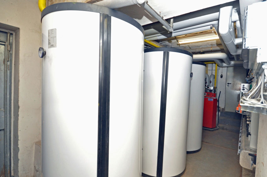 Drei Pufferspeicher mit jeweils 750 l mussten im engen...