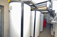 Drei Pufferspeicher mit jeweils 750 l mussten im engen Heizungsraum Platz finden.