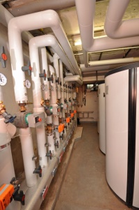 Der Blick hinter die Anlage zeigt die Anbindung der einzelnen weiterführenden Installationen. Bilder: Remeha GmbH