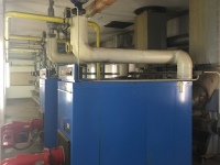 Ein Blick in die alte Heizzentrale in der 11. Etage des Verwaltungsbaus. Dominant im Bild sind die üppigen Gas-Gebläsekessel von 1985 mit einer Heizleistung von jeweils fast 830 kW – vollkommen überdimensioniert nach heutigen Maßstäben.