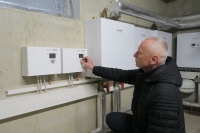 Ingo Patzelt, Geschäftsführer der Ritze & Partner GmbH, lies die Anlage fachgerecht von seinen „Jungs“ installieren. Hier vor dem integrierten Systemregler ISR – HSM. 