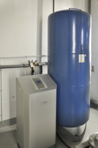 Die Druckhalteanlage ist beim Kölner Verwaltungsbau ein System mit Kompressorunterstützung.<br />Bilder: August Brötje