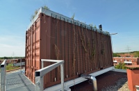 Die neue Heizungsanlage fand in zwei Seefracht-Containern ihren Platz, die auf dem Dach des Hauses platziert wurden.<br />Bild: August Brötje GmbH, Rastede