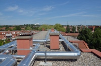 Die Rohre für den Heizungsvor- und Rücklauf wurden über Dach geführt, sie gelangen dann durch die bestehende Schornsteinanlage in die einzelnen Wohnungen.<br />Bild: August Brötje GmbH, Rastede