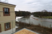 Traumhafte Aussichten mit Blick auf die Saale. Links das Trothaer Wehr im Hintergrund die Katzenbuckel Brücke.