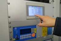 Fernüberwachung und -steuerung mit verschiedenen Displayansichten vor Ort. EWE-NETZ und BRÖTJE haben die Zugriffsmöglichkeiten über ein 0-10 V-System standardisiert.