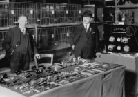 1919: Die komplette AFRISO Produktpalette wird übersichtlich <br />präsentiert – noch sind dafür ein paar zusammen geschobene Tische ausreichend. Foto: Afriso