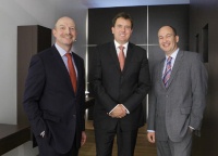 Andreas Dornbracht, Gesellschafter der Aloys F. Dornbracht GmbH & Co.KG, zusammen mit<br />Thomas Dulas und Carsten Müller, Geschäftsführung der Alape GmbH. Foto: Alape