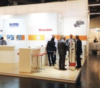 Im Mittelpunkt der Gespräche mit Installateuren, Planern und Fachgroßhandel standen auf der ifh Nürnberg der neue Ultraschallkompaktwärmezähler Integral-V UltraLite, die von der novellierten Heizkostenverordnung geforderte Umrüstung bei Gebäuden mit zentraler Warmwasserbereitung sowie Fragen zu Abrechnung und Miete. Bilder: Allmess