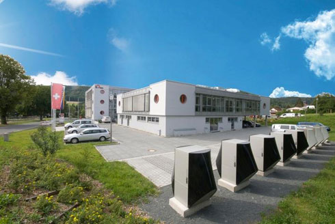 Die Produktion, das Verwaltungsgebäude und das Schulungs-...