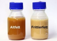 Durch Hydrierung wird aus gebrauchten Fetten ein Brennstoff für Ölheizungen. Altfett und Frittierfett vor der Hydrierung (oben) und danach (unten). 