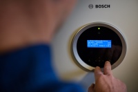 Über die Anzeige der Supraeco T 480-2 von Bosch erhält der Fachmann unter anderem wichtige Informationen zum Energieverbrauch und damit zur Effizienz der Heizungsanlage. 