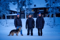 Johan Väisänen, Eigentümer der Arctic River Lodge, Daniel Kuoppala, Inhaber der ausführenden Installationsfirma, und Petter Karlberg, Sales Manager von Bosch in Schweden, vor dem einzigartigen Feriendomizil im schwedischen Tärendö (von links nach rechts)