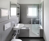Der Einbau von Badewanne und Dusche war aus Platzgründen.......