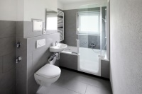 Die neuen Bäder ihrer Bestands-wohnungen mit der Artweger Duschbadewanne Twinline 2 ausgestattet. Bilder: Artweger
