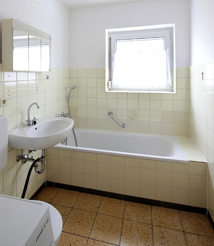 Die kleinen Badezimmer aus den 60iger Jahren im unmodernisierten...