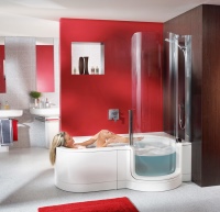 Mit der Badewannen-Dusch-Kombination TWINLINE muss sich niemand mehr zwischen einer Badewanne oder Dusche entscheiden. <br />Bild: Artweger